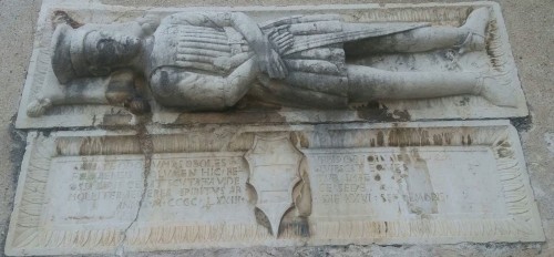 Lastra tombale.jpg
